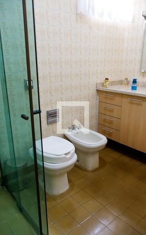 Casa para alugar com 347m², 3 quartos e 4 vagas Casa para alugar com 347m², 3 quartos e 4 vagasBanheiro