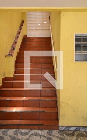 Casa para alugar com 80m², 2 quartos e sem vagaEscada