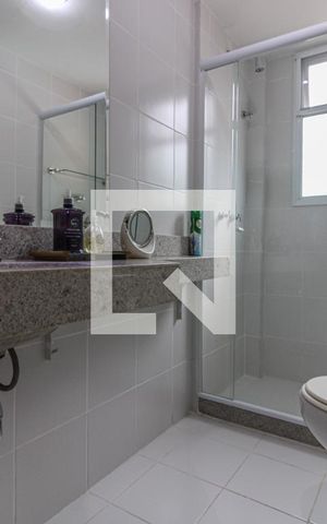 Casa de condomínio à venda com 350m², 5 quartos e 2 vagas Casa de condomínio à venda com 350m², 5 quartos e 2 vagasSuíte 1 - Banheiro