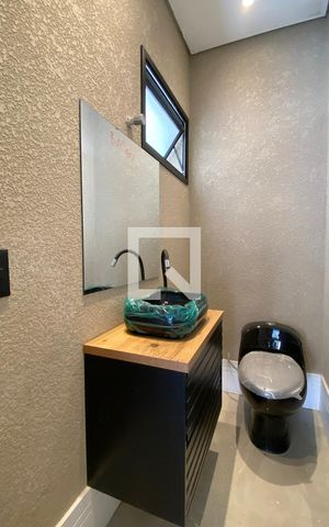 Casa de condomínio à venda com 200m², 4 quartos e 4 vagasLavabo