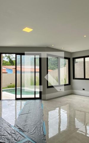 Casa de condomínio à venda com 200m², 4 quartos e 4 vagasSala