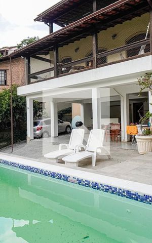 Casa de condomínio à venda com 400m², 4 quartos e 2 vagas Casa de condomínio à venda com 400m², 4 quartos e 2 vagasPiscina