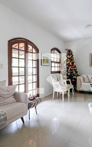 Casa de condomínio à venda com 400m², 4 quartos e 2 vagas Casa de condomínio à venda com 400m², 4 quartos e 2 vagasSala