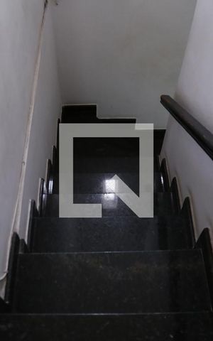 Casa à venda com 130m², 3 quartos e 2 vagasEscada