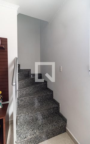 Casa à venda com 100m², 3 quartos e 2 vagas Casa à venda com 100m², 3 quartos e 2 vagasEscada