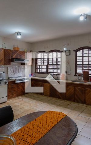 Casa à venda com 752m², 8 quartos e 5 vagas Casa à venda com 752m², 8 quartos e 5 vagasCozinha