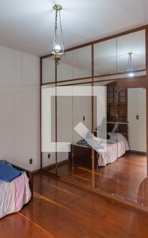 Casa à venda com 752m², 8 quartos e 5 vagas Casa à venda com 752m², 8 quartos e 5 vagasQuarto 2