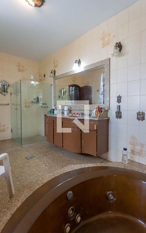 Casa à venda com 752m², 8 quartos e 5 vagas Casa à venda com 752m², 8 quartos e 5 vagasSuíte