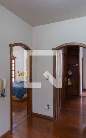Casa à venda com 752m², 8 quartos e 5 vagas Casa à venda com 752m², 8 quartos e 5 vagasCorredor