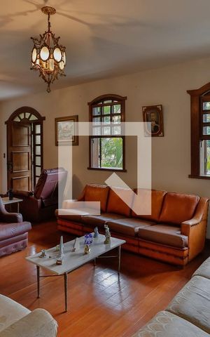 Casa à venda com 752m², 8 quartos e 5 vagas Casa à venda com 752m², 8 quartos e 5 vagasSala