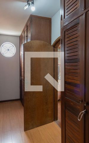 Casa à venda com 752m², 8 quartos e 5 vagas Casa à venda com 752m², 8 quartos e 5 vagasCorredor