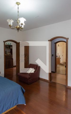 Casa à venda com 752m², 8 quartos e 5 vagas Casa à venda com 752m², 8 quartos e 5 vagasSuíte