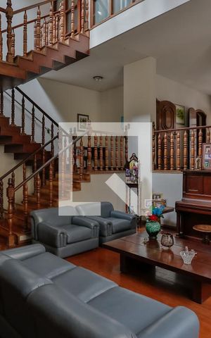 Casa à venda com 752m², 8 quartos e 5 vagas Casa à venda com 752m², 8 quartos e 5 vagasSala