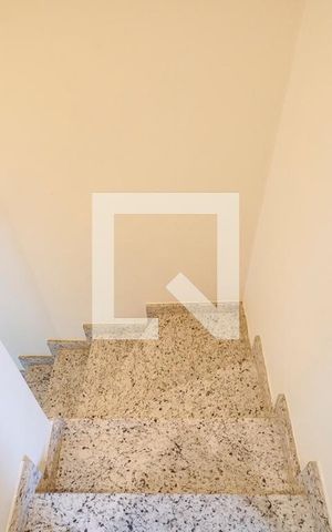 Casa de condomínio à venda com 141m², 2 quartos e 2 vagas Casa de condomínio à venda com 141m², 2 quartos e 2 vagasEscada