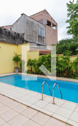 Casa à venda com 450m², 4 quartos e 4 vagas Casa à venda com 450m², 4 quartos e 4 vagasPiscina