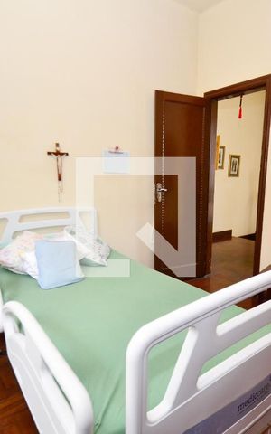 Casa à venda com 200m², 5 quartos e 2 vagas Casa à venda com 200m², 5 quartos e 2 vagasQuarto4