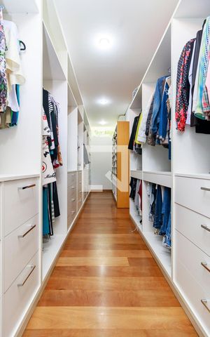 Casa à venda com 593m², 4 quartos e 4 vagas Casa à venda com 593m², 4 quartos e 4 vagasSuíte Principal - Closet