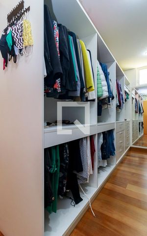 Casa à venda com 593m², 4 quartos e 4 vagas Casa à venda com 593m², 4 quartos e 4 vagasSuíte Principal - Closet