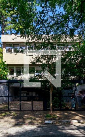 Casa à venda com 593m², 4 quartos e 4 vagas Casa à venda com 593m², 4 quartos e 4 vagasFachada