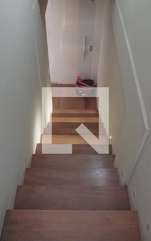 Casa de condomínio à venda com 169m², 3 quartos e 3 vagasEscada 