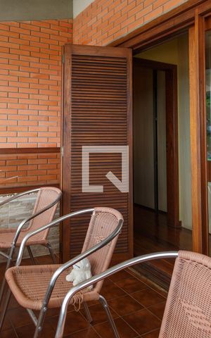 Casa à venda com 367m², 4 quartos e 2 vagas Casa à venda com 367m², 4 quartos e 2 vagasVaranda da Suite