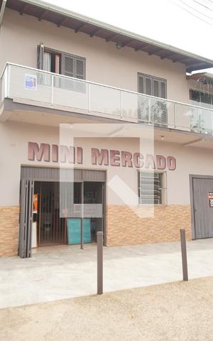 Casa à venda com 300m², 2 quartos e 2 vagas Casa à venda com 300m², 2 quartos e 2 vagasFachada