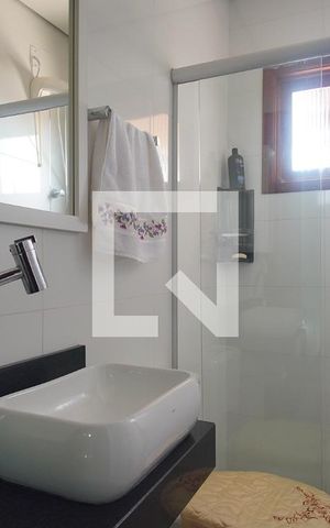 Casa à venda com 300m², 2 quartos e 2 vagas Casa à venda com 300m², 2 quartos e 2 vagasBanheiro 1