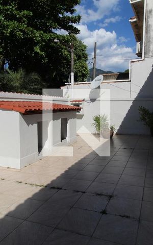 Casa à venda com 237m², 2 quartos e 3 vagasQuintal da frente da casa conta com canil