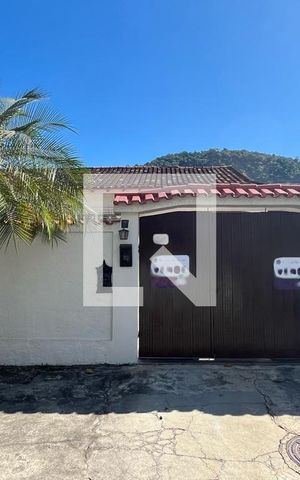 Casa à venda com 237m², 2 quartos e 3 vagas Casa à venda com 237m², 2 quartos e 3 vagasFachada
