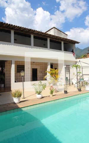 Casa à venda com 237m², 2 quartos e 3 vagasFundos da casa