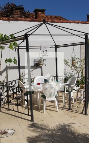 Casa à venda com 237m², 2 quartos e 3 vagasFundos da casa