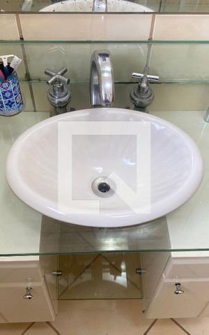 Casa à venda com 350m², 6 quartos e 2 vagasBanheiro da Suíte 4
