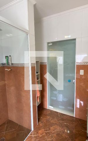 Casa à venda com 350m², 6 quartos e 2 vagasBanheiro da Suíte 2