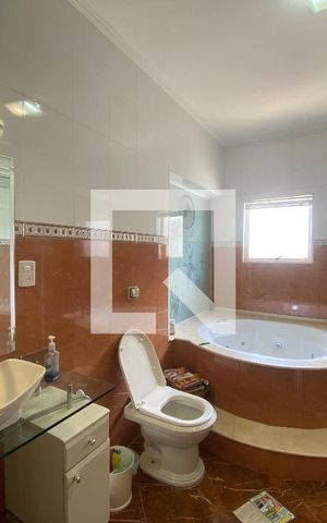 Casa à venda com 350m², 6 quartos e 2 vagasBanheiro da Suíte 2