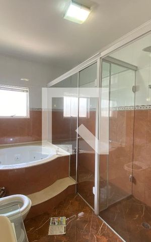 Casa à venda com 350m², 6 quartos e 2 vagasBanheiro da Suíte 2
