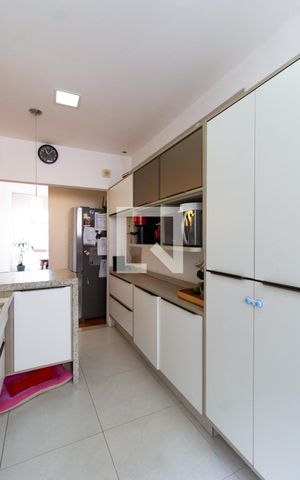Apartamento à venda com 165m², 4 quartos e 2 vagas Apartamento à venda com 165m², 4 quartos e 2 vagasDetalhe da cozinha