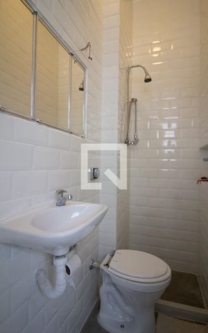 Apartamento à venda com 165m², 4 quartos e 2 vagas Apartamento à venda com 165m², 4 quartos e 2 vagasDetalhe do banheiro de serviço