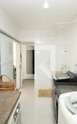 Casa à venda com 345m², 4 quartos e 3 vagas Casa à venda com 345m², 4 quartos e 3 vagasÁrea de serviço - Panorâmica