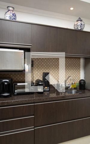 Casa à venda com 345m², 4 quartos e 3 vagas Casa à venda com 345m², 4 quartos e 3 vagasCozinha gourmet-armário, microondas, pia, geladeira, adega.