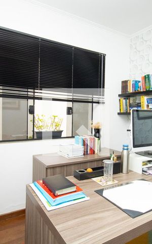 Casa à venda com 345m², 4 quartos e 3 vagas Casa à venda com 345m², 4 quartos e 3 vagasEscritório - Mesa e cadeira