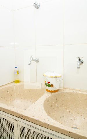 Casa à venda com 345m², 4 quartos e 3 vagas Casa à venda com 345m², 4 quartos e 3 vagasÁrea de serviço - Tanques