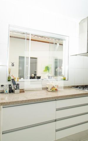 Casa à venda com 345m², 4 quartos e 3 vagas Casa à venda com 345m², 4 quartos e 3 vagasCozinha -cooktop, coifa, pia, armários