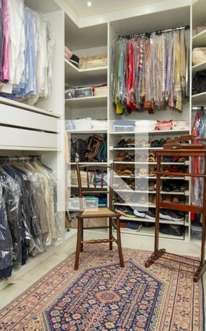 Casa à venda com 345m², 4 quartos e 3 vagas Casa à venda com 345m², 4 quartos e 3 vagasCloset, panorâmica 2