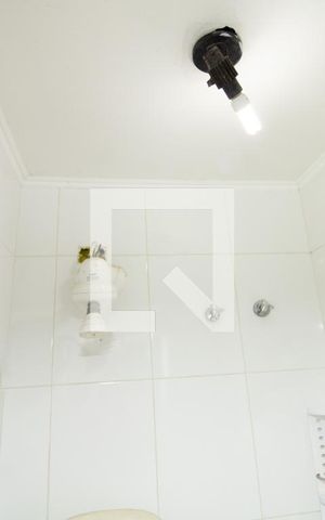 Casa à venda com 345m², 4 quartos e 3 vagas Casa à venda com 345m², 4 quartos e 3 vagasBanheiro de serviço - Janela e chuveiro