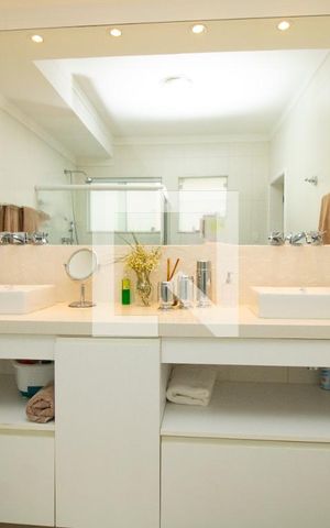 Casa à venda com 345m², 4 quartos e 3 vagas Casa à venda com 345m², 4 quartos e 3 vagasBanheiro master, bancada dupla pia e armários