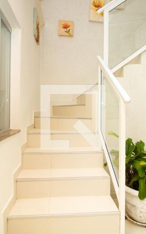 Casa à venda com 345m², 4 quartos e 3 vagas Casa à venda com 345m², 4 quartos e 3 vagasEscada de acesso ao piso superior e armário ferramentaria fechado