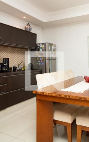 Casa à venda com 345m², 4 quartos e 3 vagas Casa à venda com 345m², 4 quartos e 3 vagasCozinha gourmet- mesa e cadeiras
