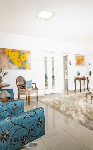 Casa à venda com 345m², 4 quartos e 3 vagas Casa à venda com 345m², 4 quartos e 3 vagasSala