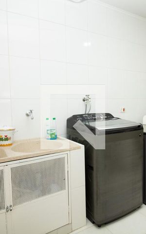 Casa à venda com 345m², 4 quartos e 3 vagas Casa à venda com 345m², 4 quartos e 3 vagasÁrea de serviço, térreo - armário, 3 máquinas, geladeira