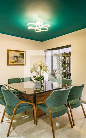 Casa à venda com 345m², 4 quartos e 3 vagas Casa à venda com 345m², 4 quartos e 3 vagasSala de jantar